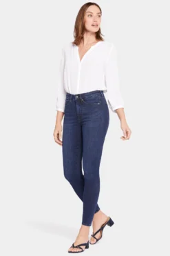 Le Silhouette Ami Skinny Jeans In Petite - Marvelous